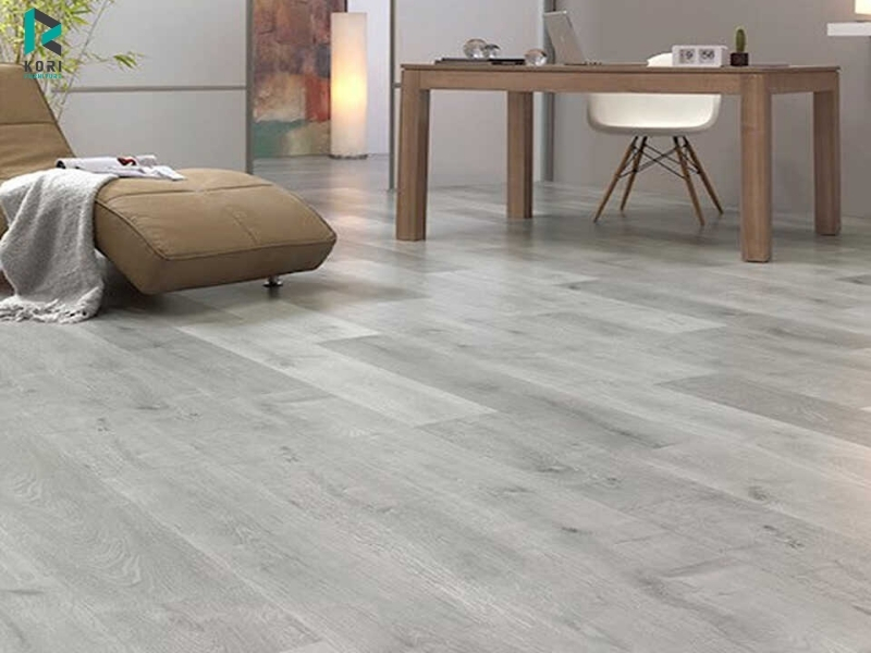 Sàn gỗ xám ghi sáng căn hộ nhỏ