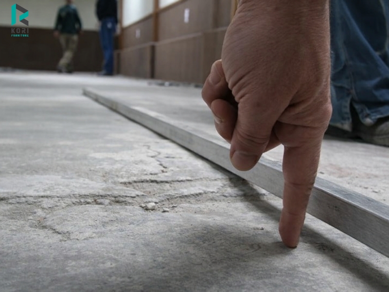 Kiểm tra độ phẳng của nền trước khi lắp đặt