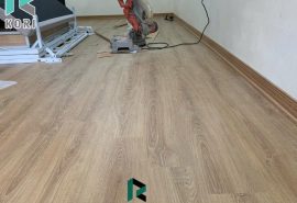 Thi công len chân tường nhựa