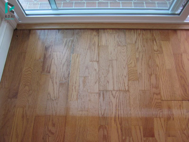 Ánh nắng mặt trời khiến sàn gỗ bị bạc màu