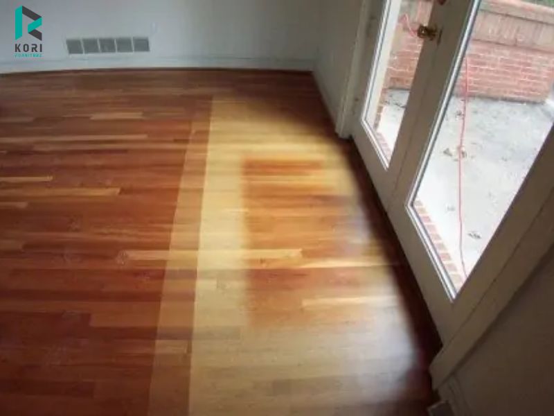 Ánh nắng mặt trời khiến sàn gỗ phai màu nhanh