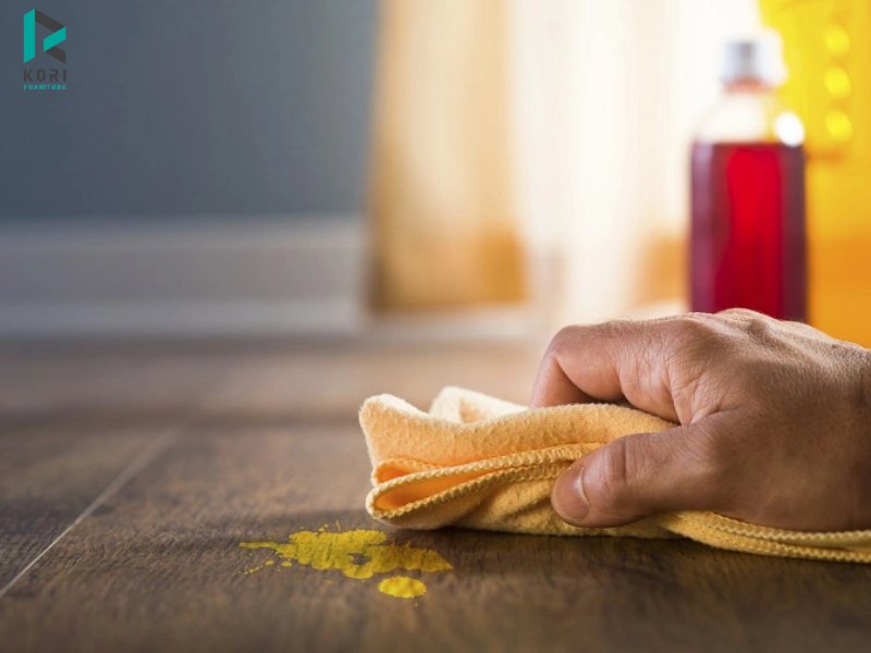 Dùng khăn khô làm sạch sơn mới dính