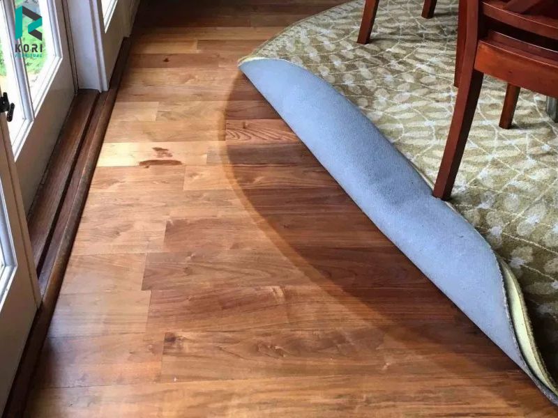 Dùng thảm trải sàn để hạn chế sàn gỗ tiếp xúc với ánh nắng