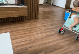 Sàn gỗ công nghiệp màu tối trong thiết kế nội thất