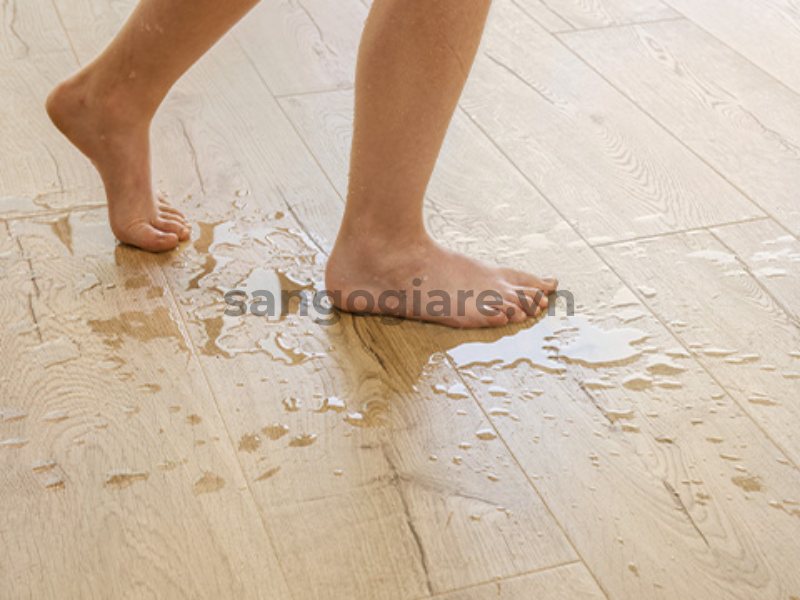 Sàn gỗ tự nhiên có khả năng chống trơn trượt không