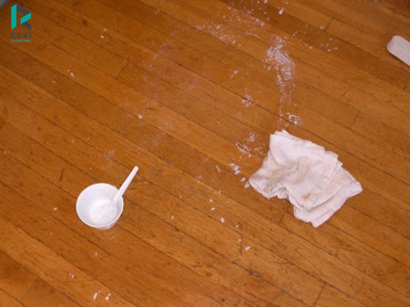 Sàn gỗ bị dính sơn trong quá trình thi công