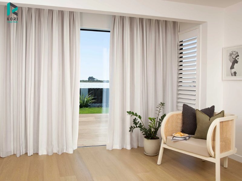Sử dụng rèm cửa tránh sàn gỗ tiếp xúc với ánh nắng mặt trời