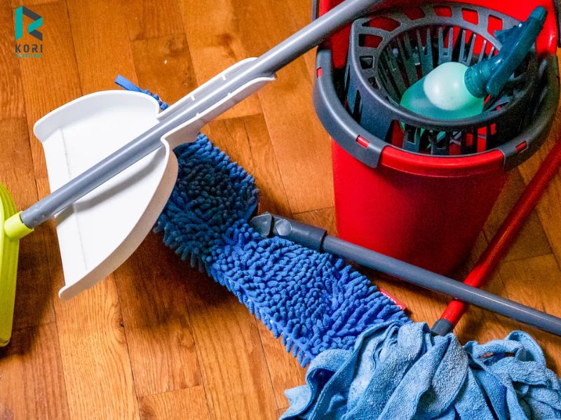 Thường xuyên vệ sinh sàn bằng các dung dịch chuyên dụng