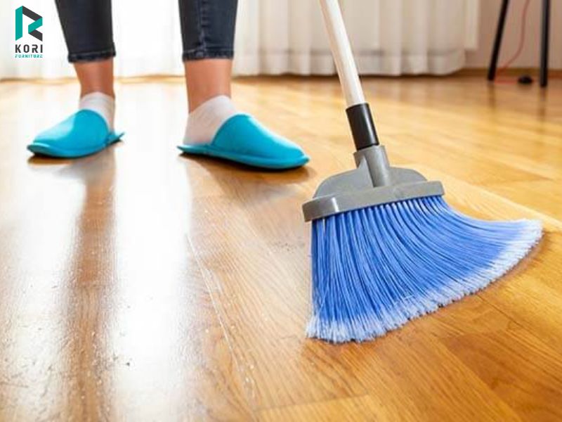 Vệ sinh sàn gỗ hằng ngày
