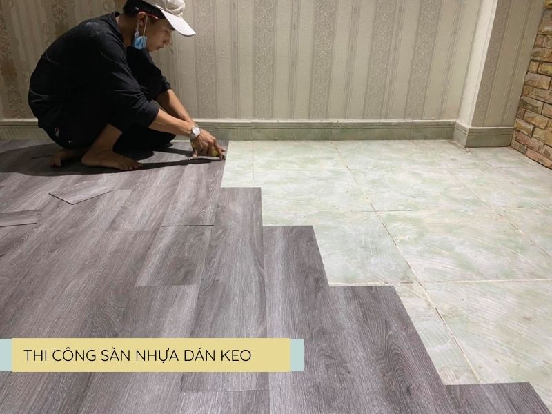 thi công sàn dán keo trên nền gạch cũ